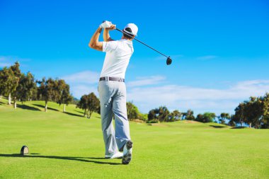Golf oynayan adam.