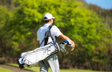 Golf çantası ile yürüyüş