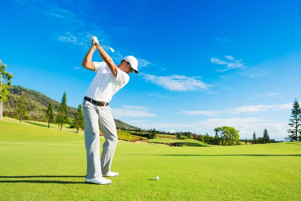 Uomo che gioca a golf — Foto Stock