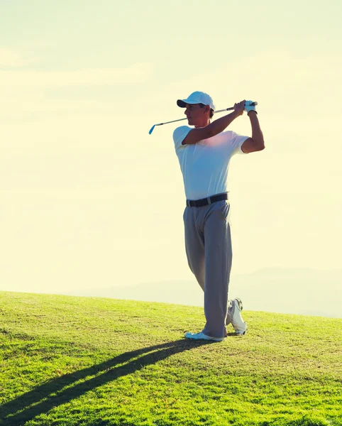 Hombre jugando al golf — Foto de Stock