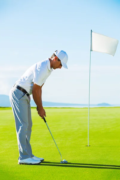 Golfer op de putting green — Stockfoto