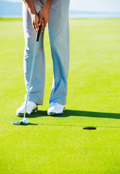 Golfer op de putting green — Stockfoto