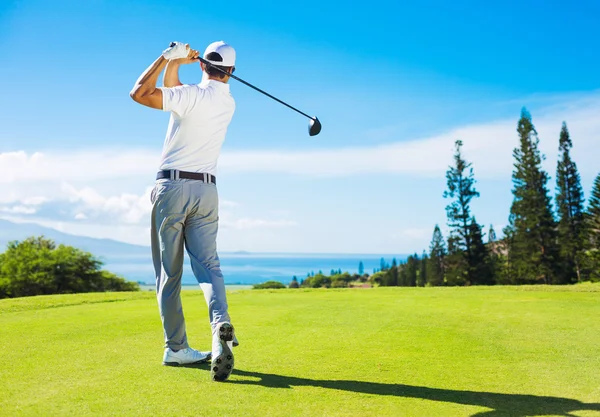 Hombre jugando al golf, golpeando la pelota desde la camiseta —  Fotos de Stock