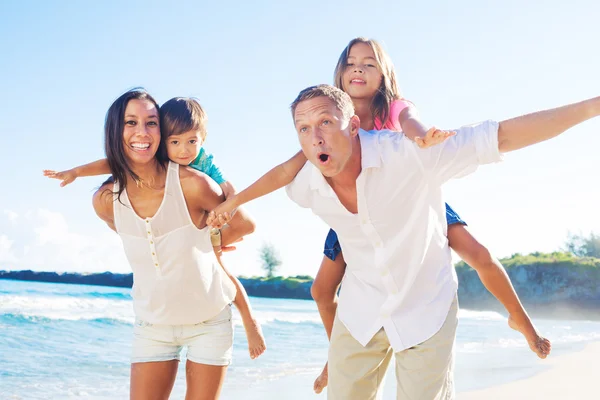 Lycklig familj på stranden — Stockfoto