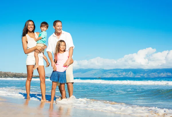 Lycklig familj på stranden — Stockfoto