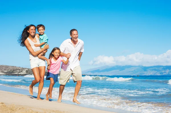 Familia feliz en la playa —  Fotos de Stock