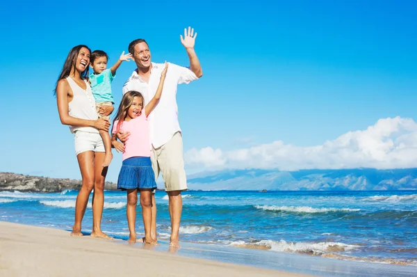 Lycklig familj på stranden — Stockfoto