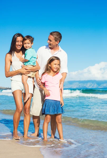 Lycklig familj på stranden — Stockfoto