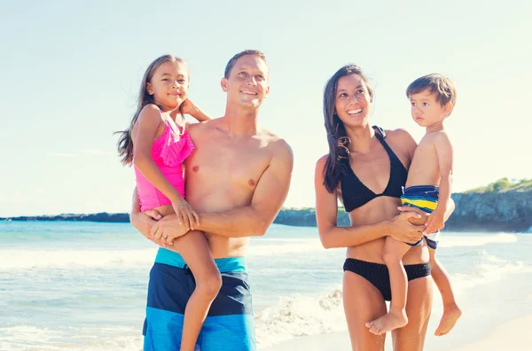 Rodzina szczęśliwy mieszanej rasy na plaży — Zdjęcie stockowe