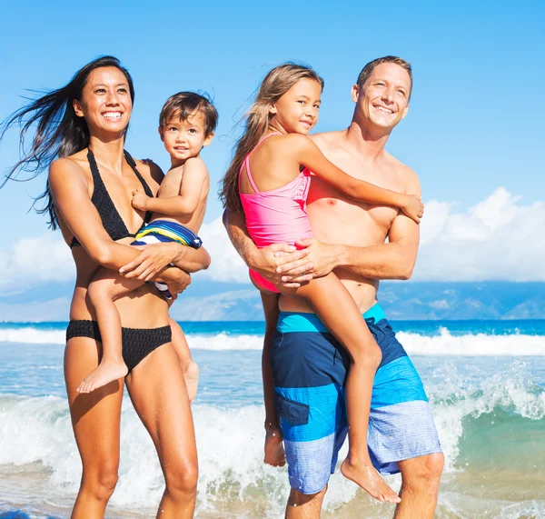 Glad blandras familjen på stranden — Stockfoto