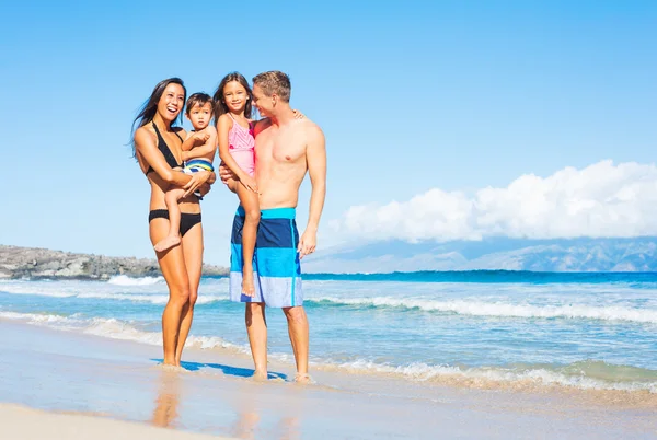 Familia de raza mixta feliz en la playa — Foto de Stock