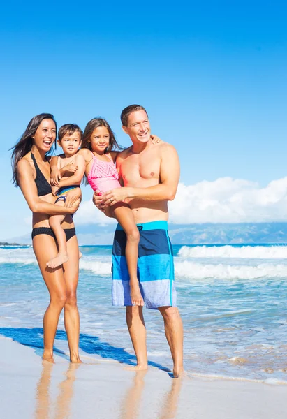 Familia de raza mixta feliz en la playa —  Fotos de Stock