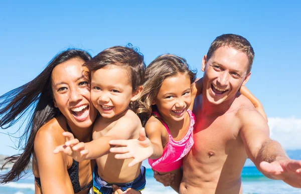 Familie op het strand — Stockfoto