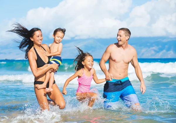 Família na praia — Fotografia de Stock