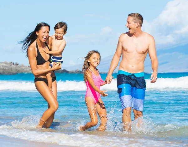 Familj på stranden — Stockfoto