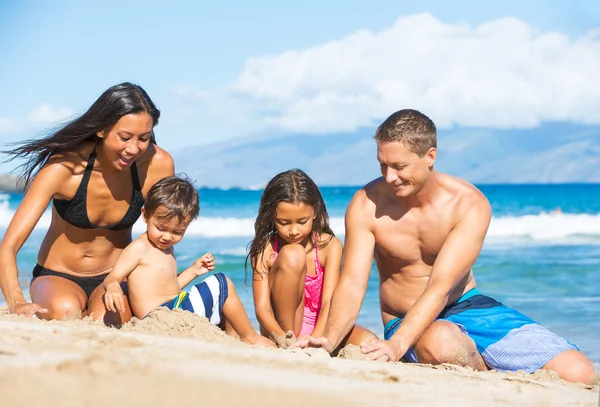 Família brincando na praia — Fotografia de Stock