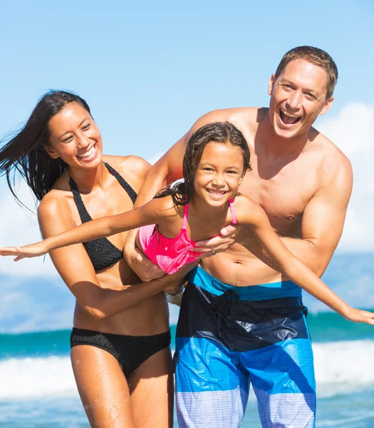 Familia en la playa — Foto de Stock