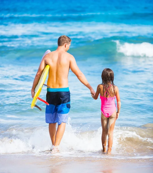 Far och duagher på stranden kommer surfing — Stockfoto
