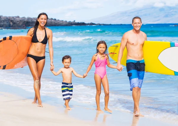 Familia feliz con tablas de surf — Foto de Stock