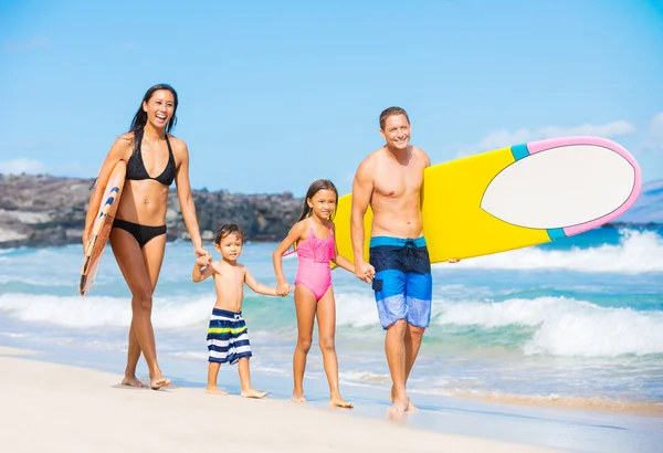 Familia feliz con tablas de surf —  Fotos de Stock