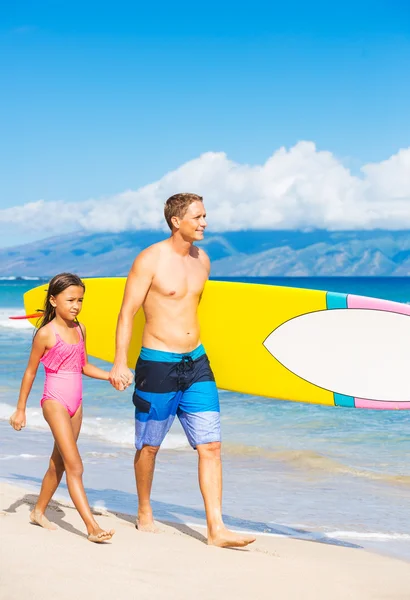 Far och duagher på stranden kommer surfing — Stockfoto