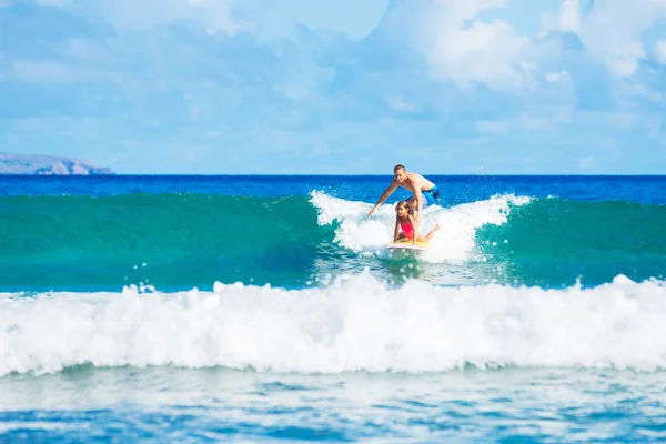 Pai e Duaghter surfando juntos — Fotografia de Stock