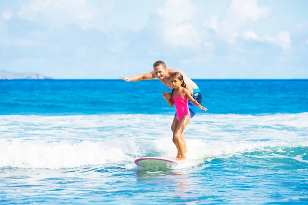 Vader en duaghter surfen samen — Stockfoto