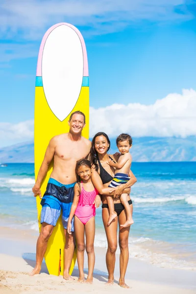 Sörf tahtaları ile mutlu bir aile — Stok fotoğraf