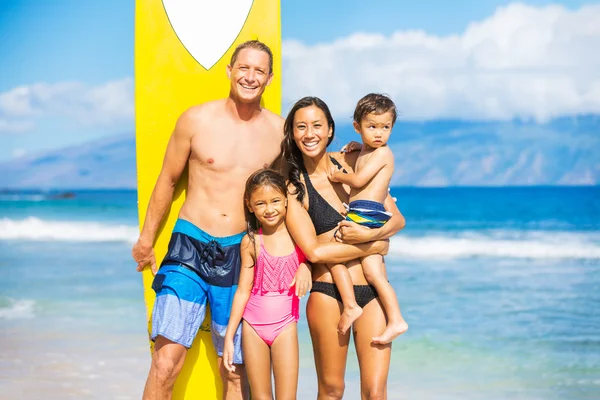 Счастливая семья с досками для серфинга — стоковое фото