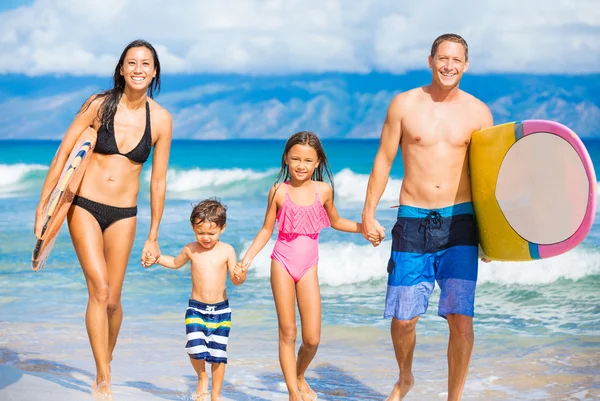 Glückliche Familie mit Surfbrettern — Stockfoto