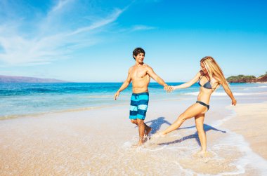 Atractive çift sahilde eğleniyor