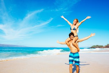 Atractive çift sahilde eğleniyor