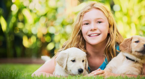 Niedliche junge Mädchen mit Welpen — Stockfoto