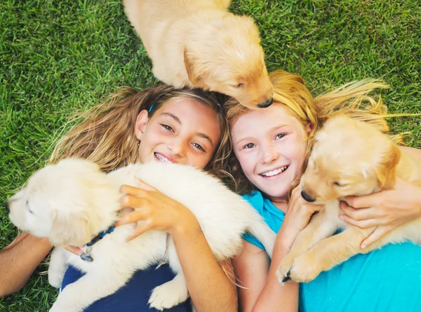 Lindas chicas jóvenes con cachorros —  Fotos de Stock