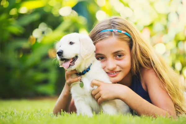 Carino giovane ragazza con cuccioli — Foto Stock