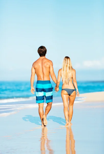 Coppia attraente a piedi sulla spiaggia tropicale — Foto Stock