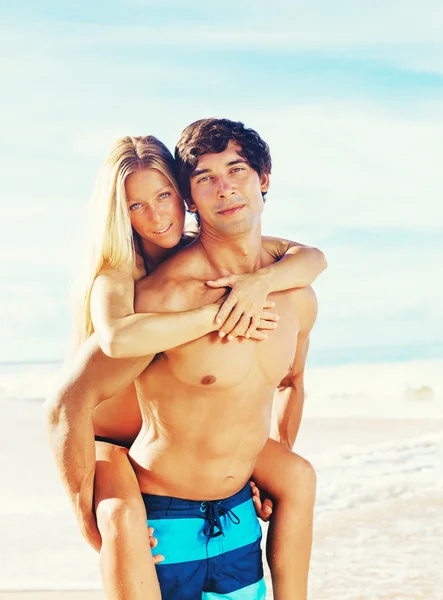 Pareja en la playa — Foto de Stock