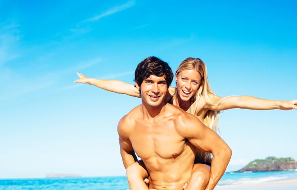 Casal atraente se divertindo na praia — Fotografia de Stock