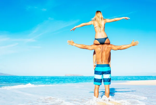 Atractiva pareja divirtiéndose en la playa — Foto de Stock