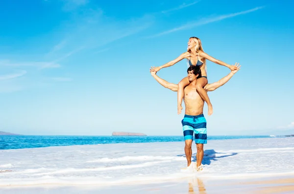 Een paar op het strand. — Stockfoto