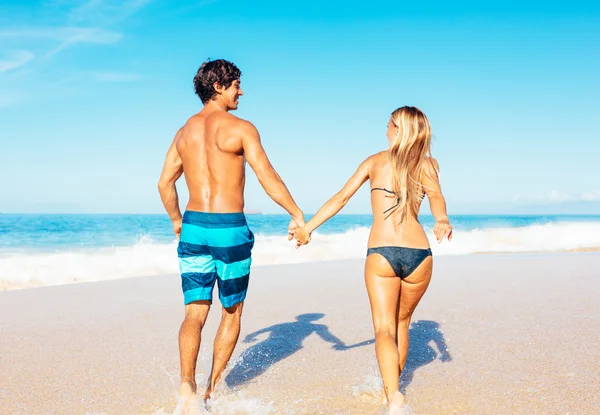Aantrekkelijke paar plezier op het strand — Stockfoto