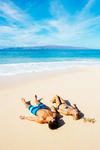 Coppia rilassante sulla spiaggia — Foto Stock