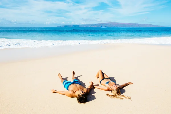 Para relaksująca się na plaży — Zdjęcie stockowe