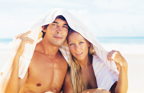 Pareja feliz en la playa — Foto de Stock