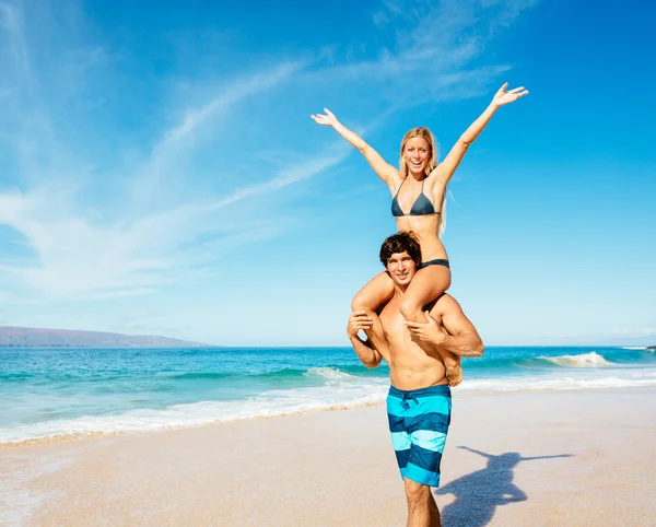 Een paar op het strand. — Stockfoto