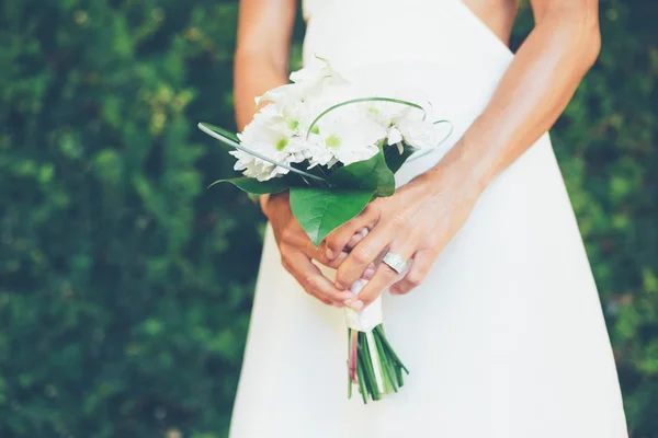 Mariée avec bouquet — Photo