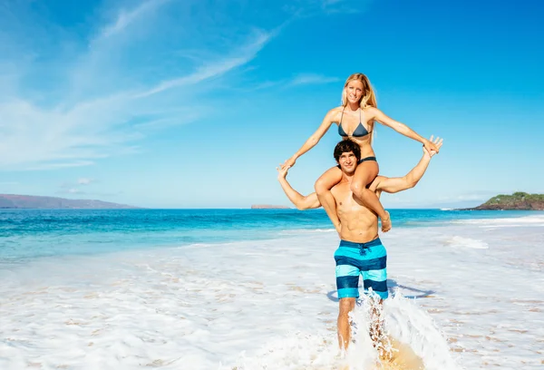 Pareja en la playa — Foto de Stock