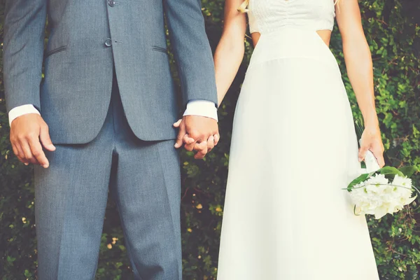 Matrimonio coppia mano nella mano, Primo piano dettaglio — Foto Stock