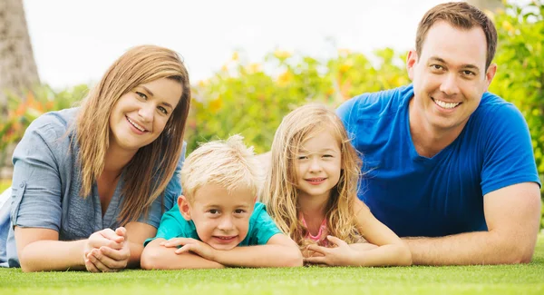 Mutlu aile dışında — Stok fotoğraf