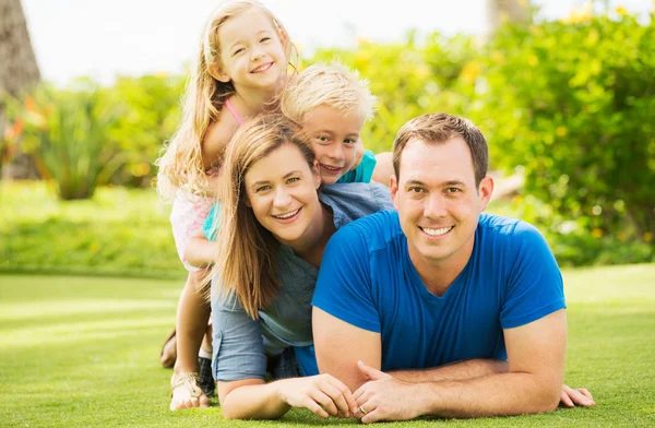 Famiglia felice fuori — Foto Stock